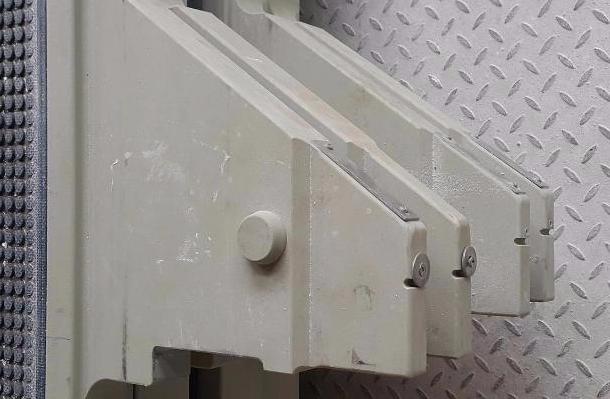 Welded handles with metal plates, a positioning system for the washing of fabrics